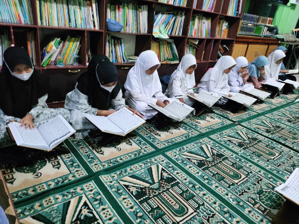 Keberkahan Berbagi Kepada adik yatim