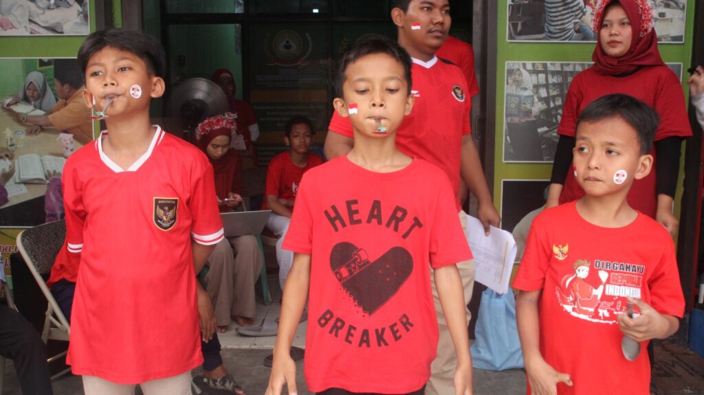 Lomba Agustusan dan Pembagian susu