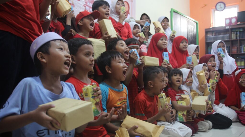 Lomba Agustusan dan Pembagian susu