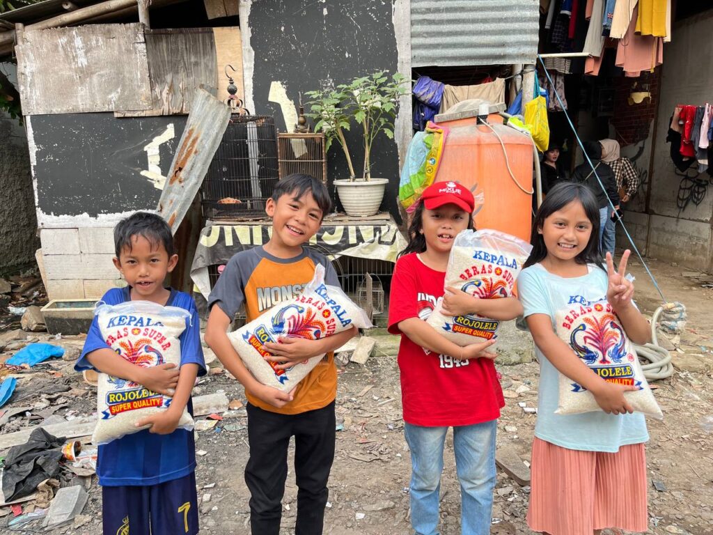 Berbagi Beras di Kampung Pemulung