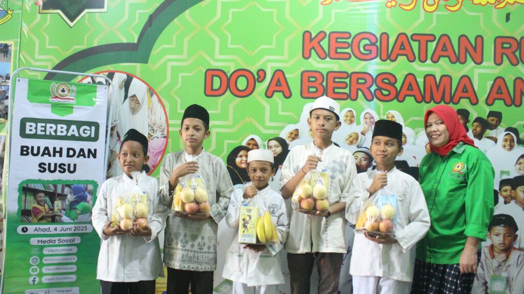 Berbagi Susu dan Buah untuk Adik Yatim