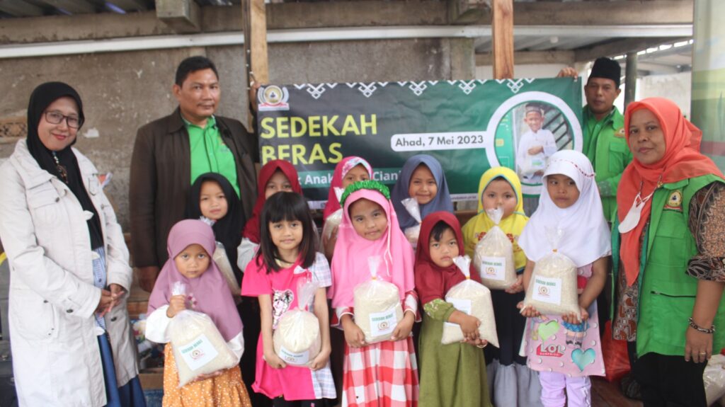 Berbagi Beras di Cianjur