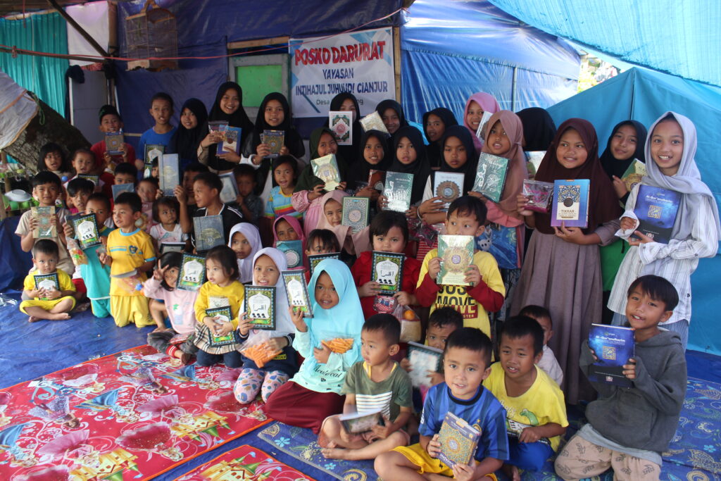 Pembagian Al-Qur'an dan Iqra di Cianjur