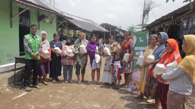 BERBAGI BERAS DIKAMPUNG PEMULUNG