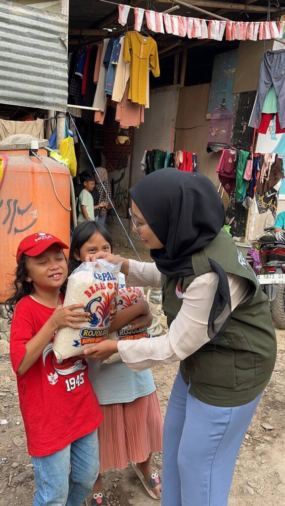 Berbagi Beras di Kampung Pemulung