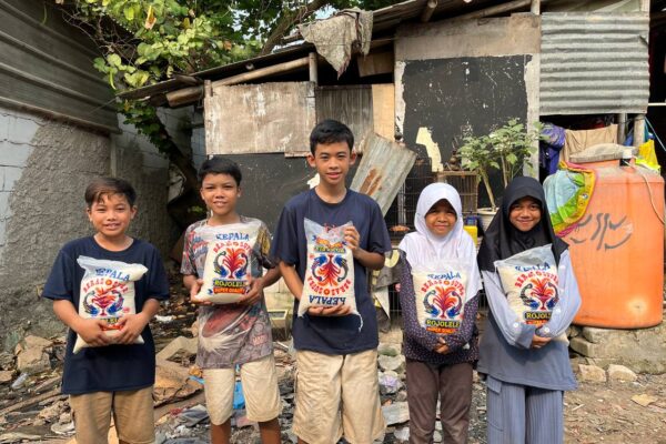 Berbagi Beras di Kampung Pemulung