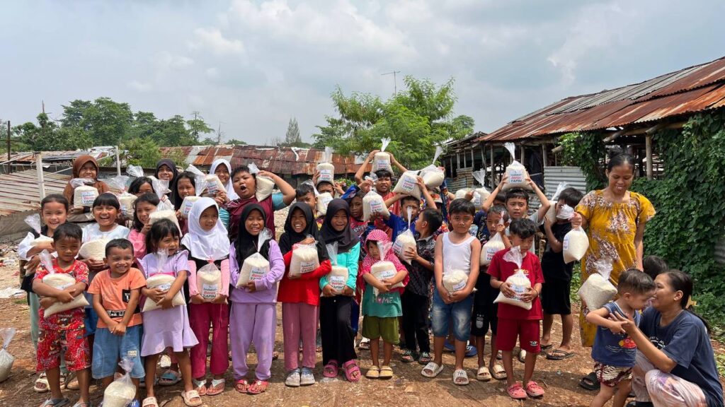 Penyaluran Sedekan Beras Di Kampung Pemulung
