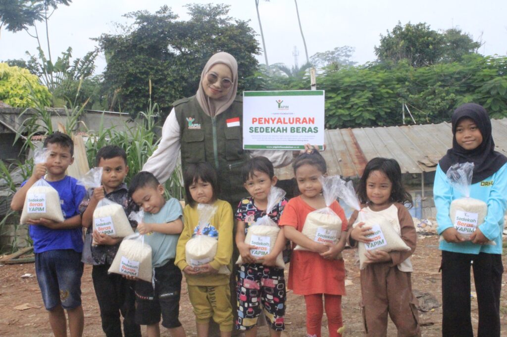 Penyaluran Sedekan Beras Di Kampung Pemulung